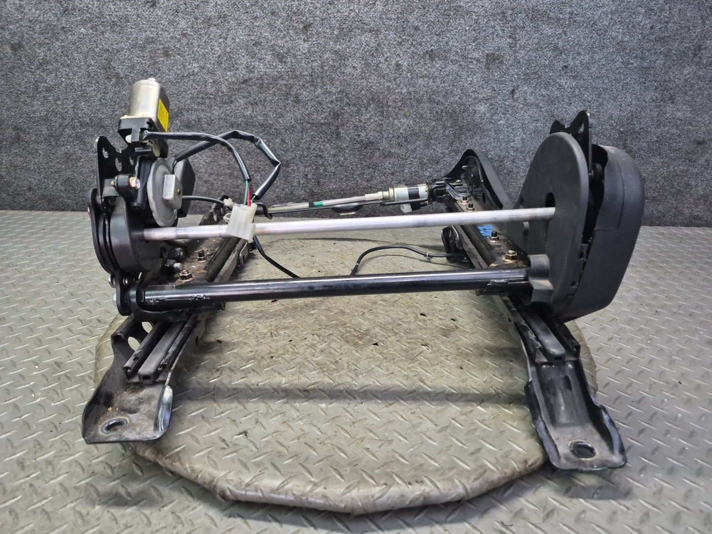 05-06 Nissan 350Z Z33 Convert Front Right Seat Lower Frame Track Rail Motor OEM