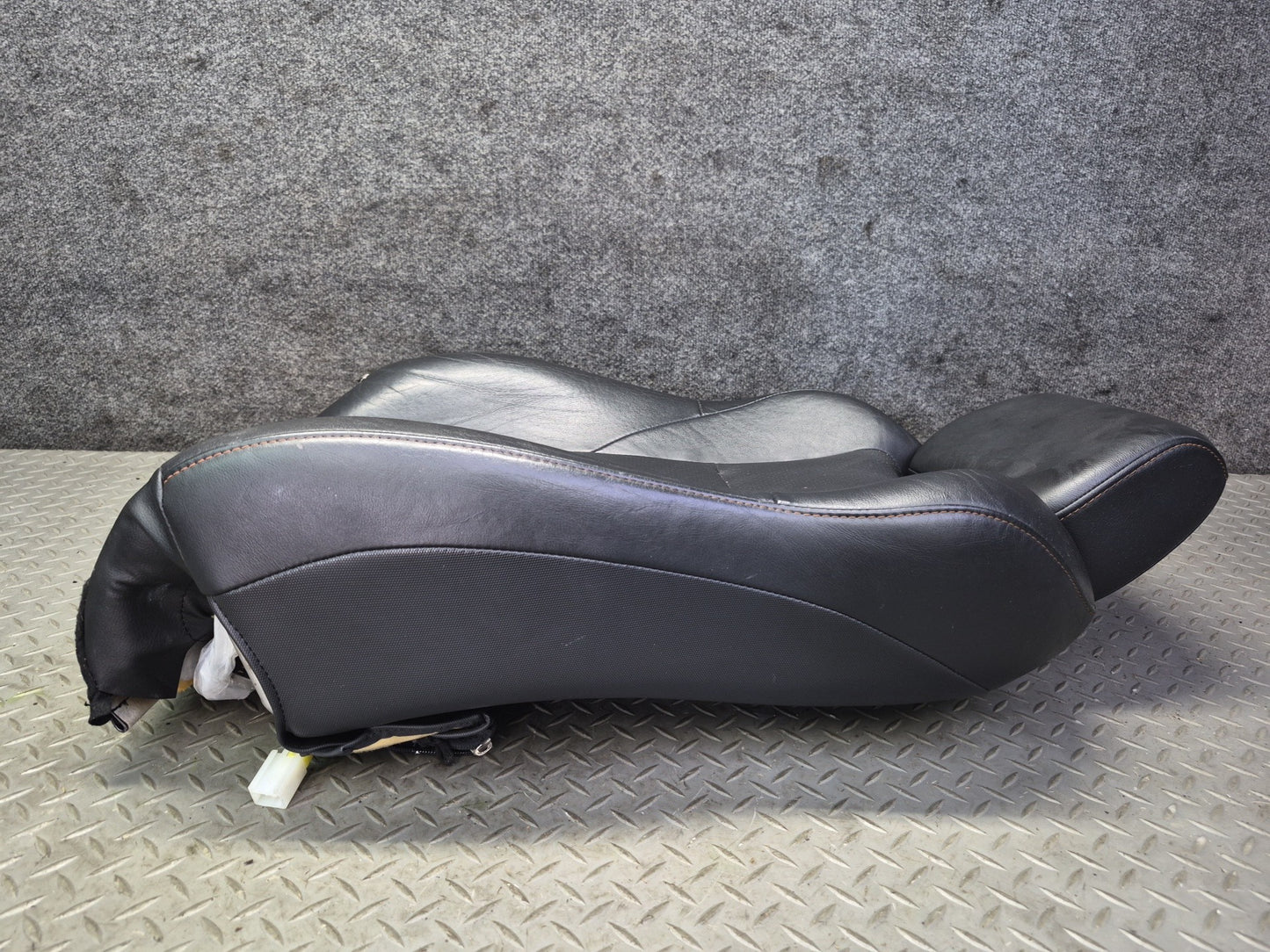 04-06 Nissan 350Z Z33 Convert Front Right Seat Upper Leather Cushion Black OEM