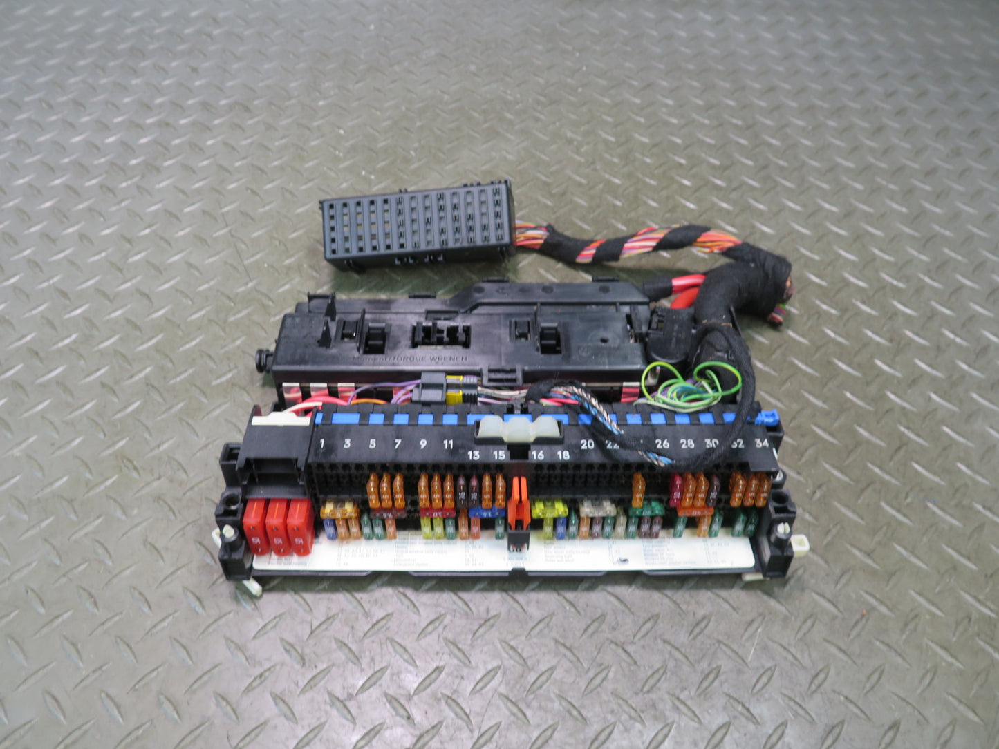 01-06 BMW E46 330ci Power Distribution Fuse Relay Box Module OEM