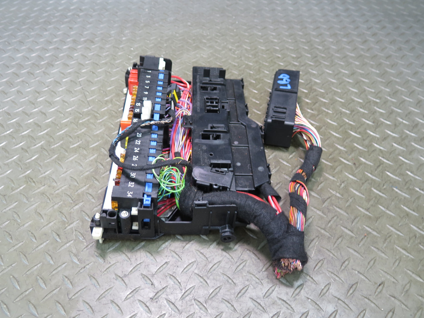 01-06 BMW E46 330ci Power Distribution Fuse Relay Box Module OEM