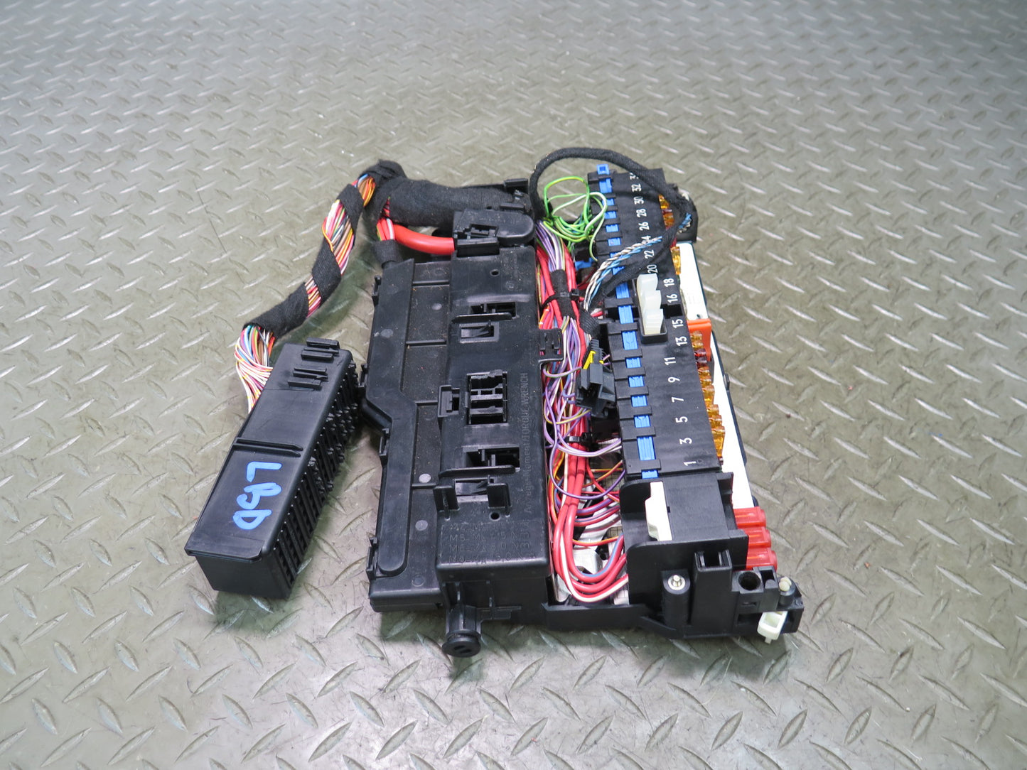 01-06 BMW E46 330ci Power Distribution Fuse Relay Box Module OEM