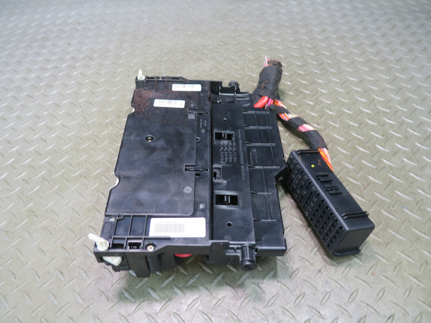 01-06 BMW E46 330ci Power Distribution Fuse Relay Box Module OEM