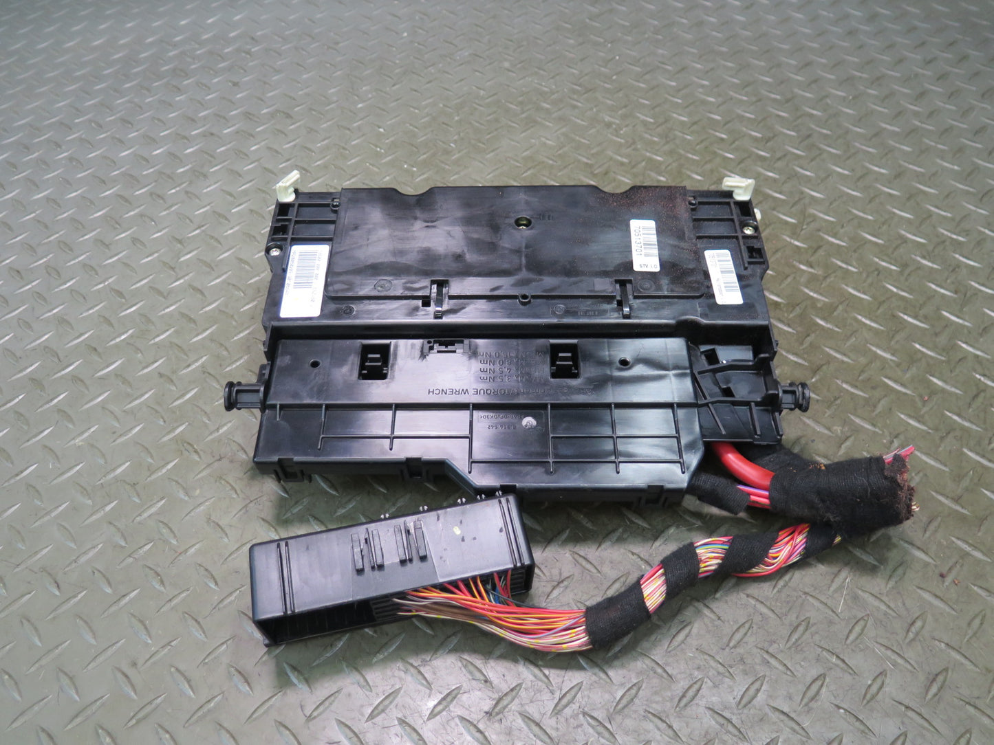 01-06 BMW E46 330ci Power Distribution Fuse Relay Box Module OEM
