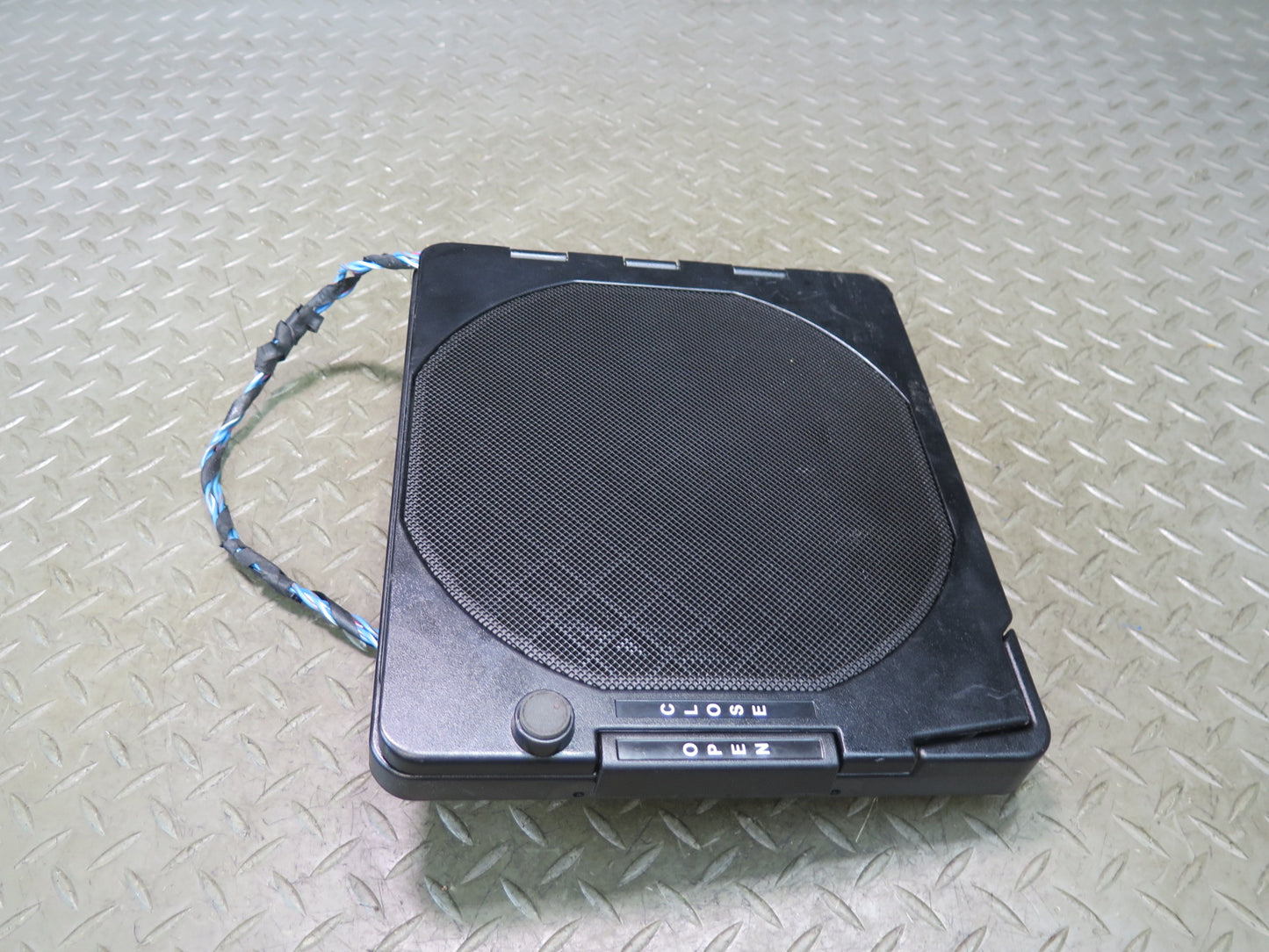 01-06 BMW E46 330ci Convertible Rear Subwoofer Speaker w Cover Damaged