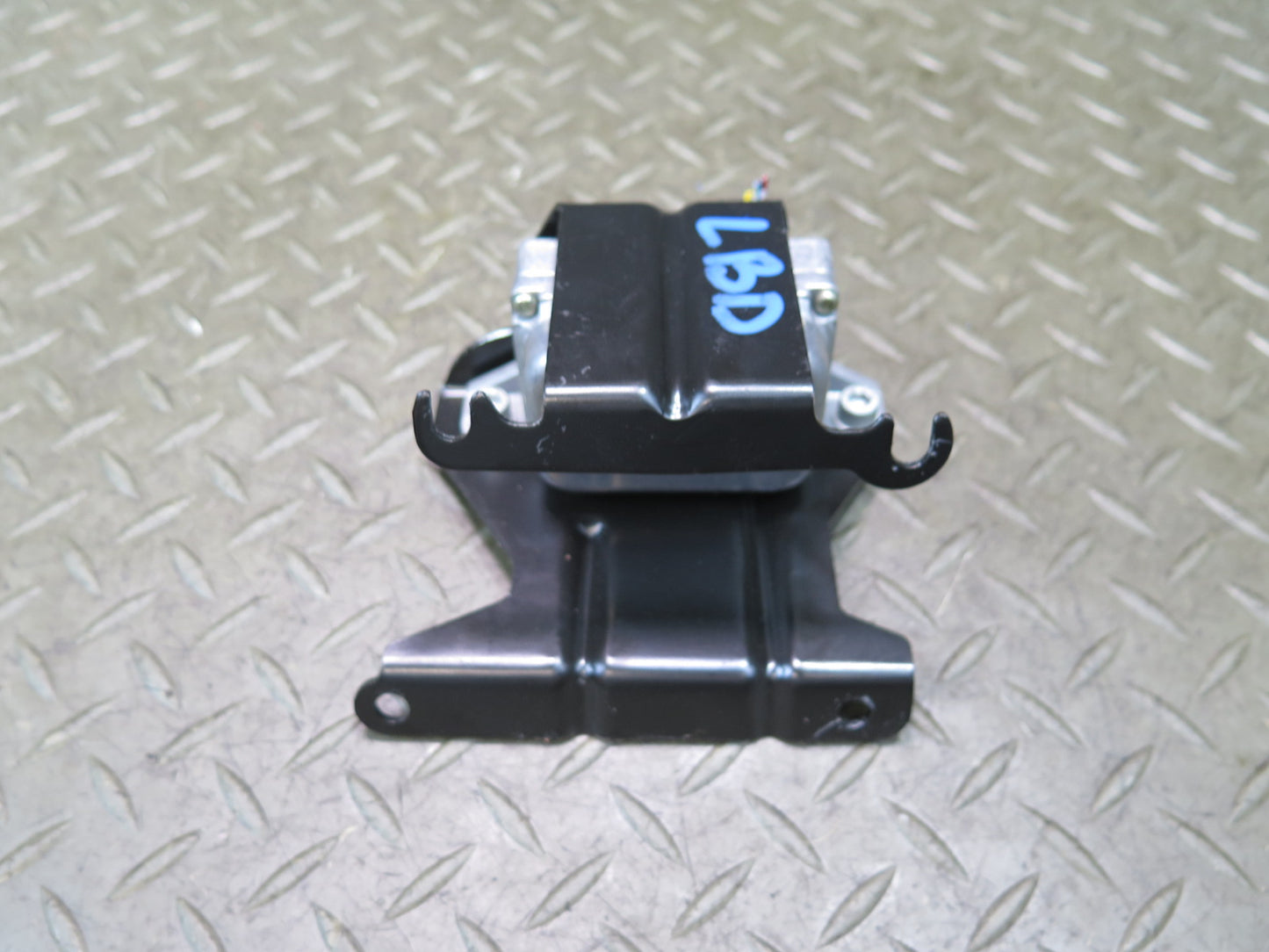 04-06 BMW E46 330ci YAW Rate Speed Sensor w Mount Bracket 6764018 OEM