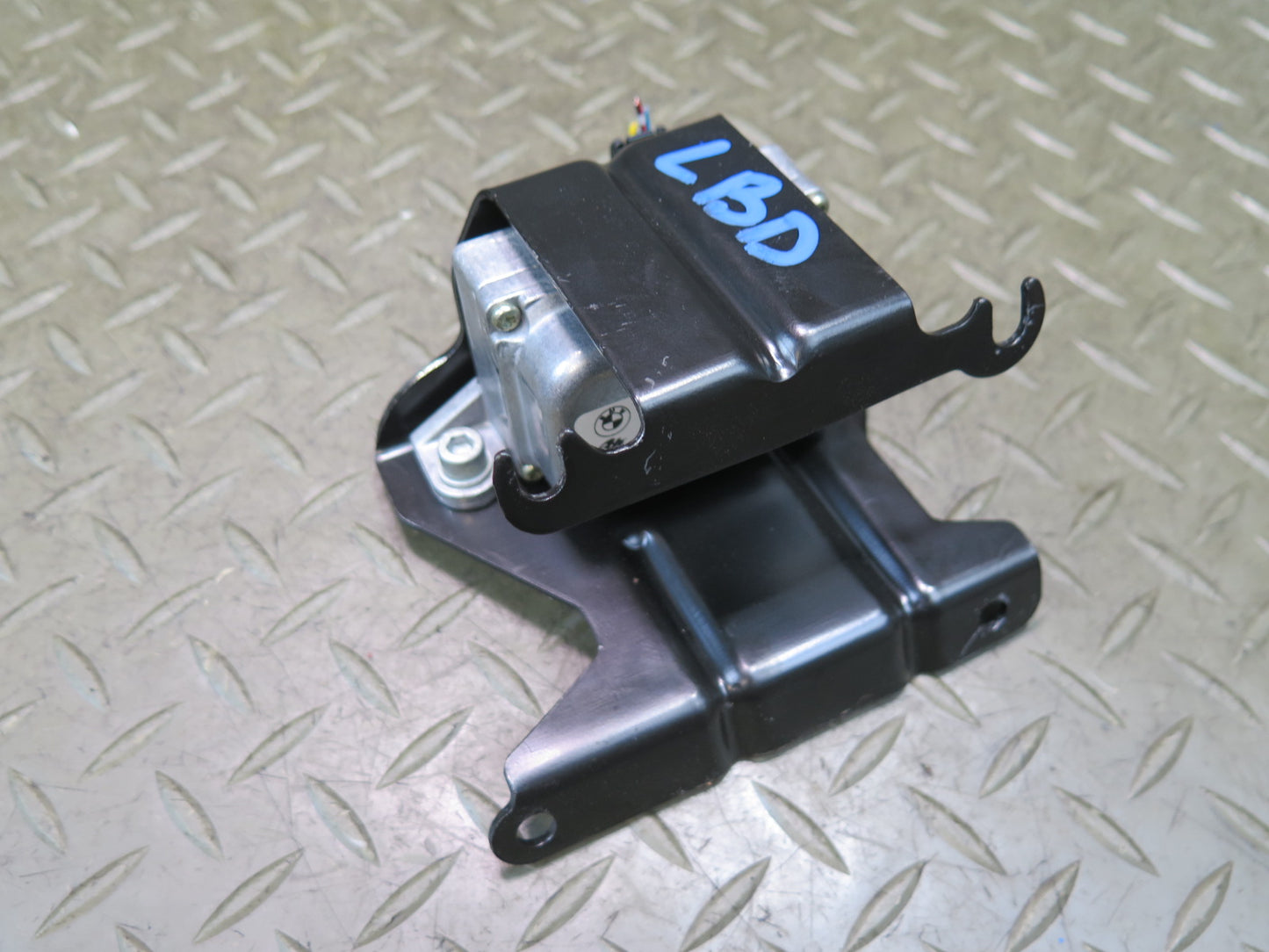 04-06 BMW E46 330ci YAW Rate Speed Sensor w Mount Bracket 6764018 OEM
