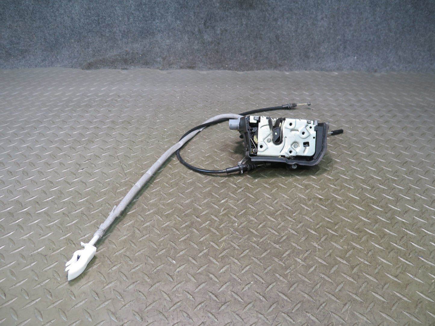 01-06 BMW E46 330ci Coupe Convertible Right Door Lock Latch Actuator 7011250 OEM