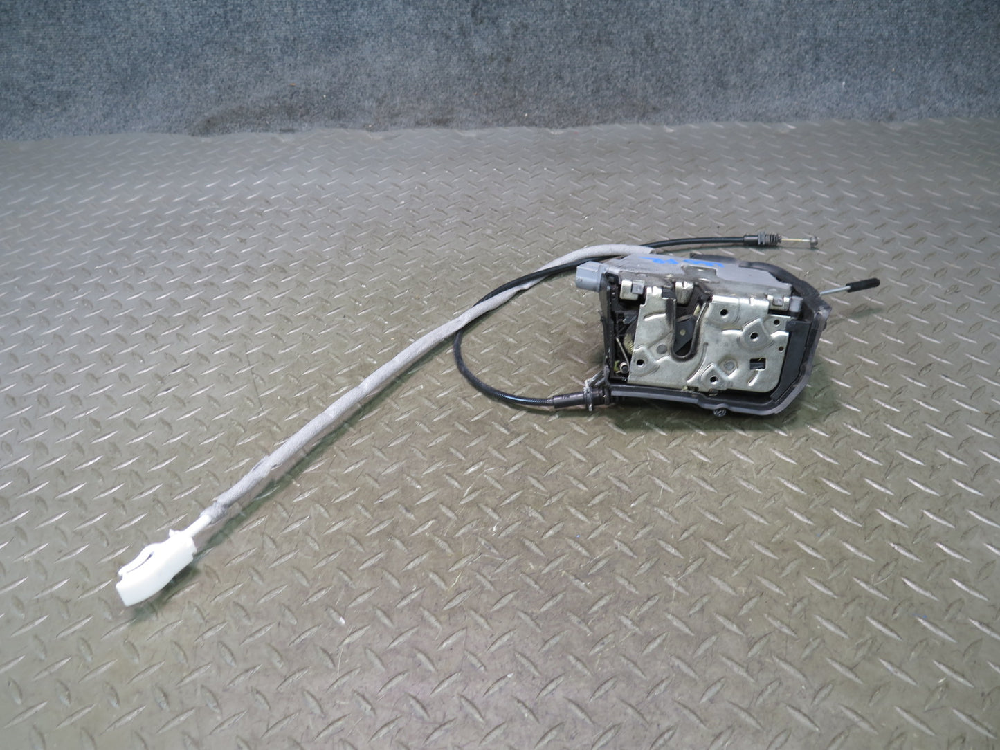 01-06 BMW E46 330ci Coupe Convertible Right Door Lock Latch Actuator 7011250 OEM