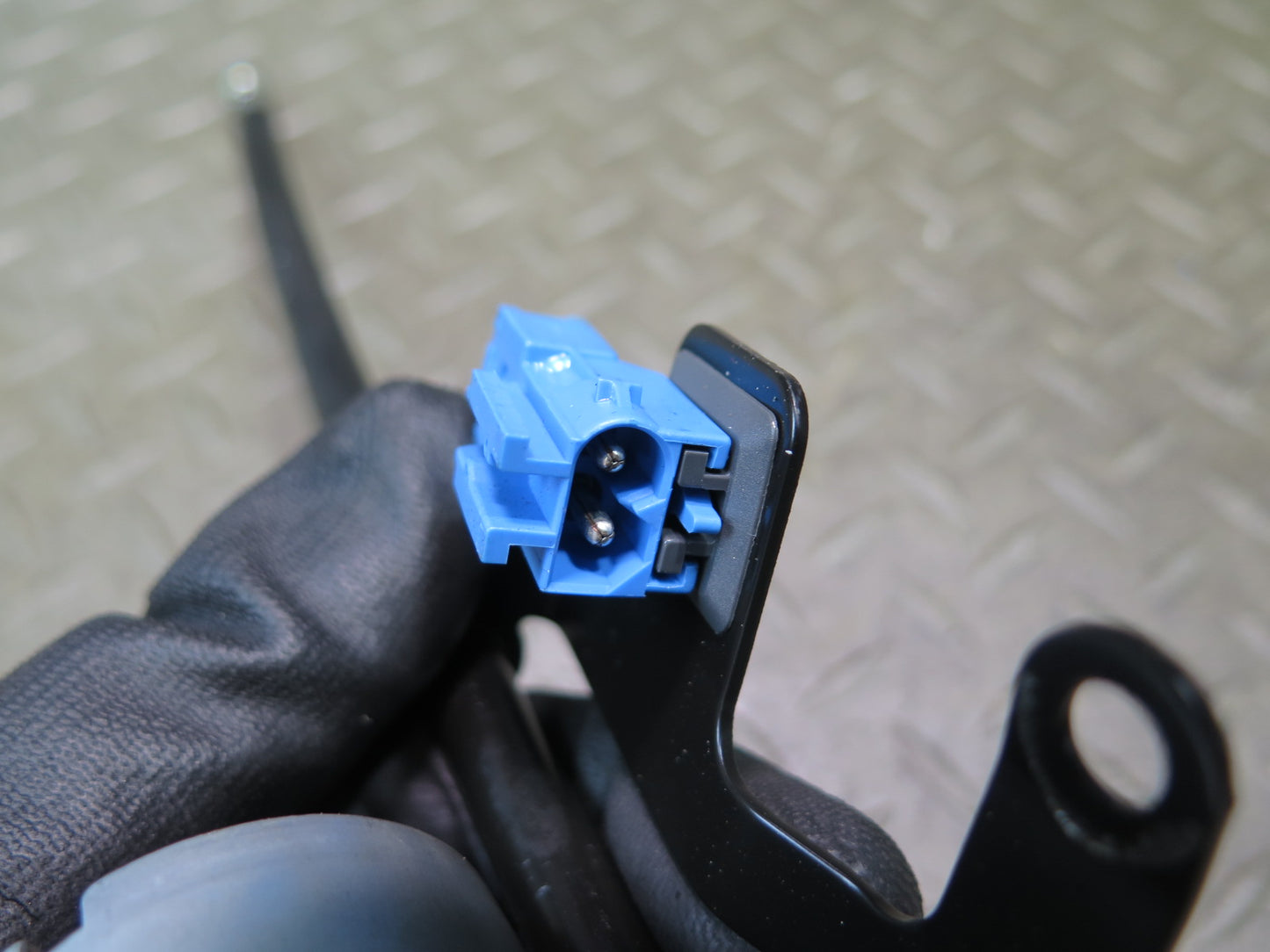 01-06 BMW E46 330ci Convert TOP Roof Lock Latch Motor Cable Assembly 8370816 OEM