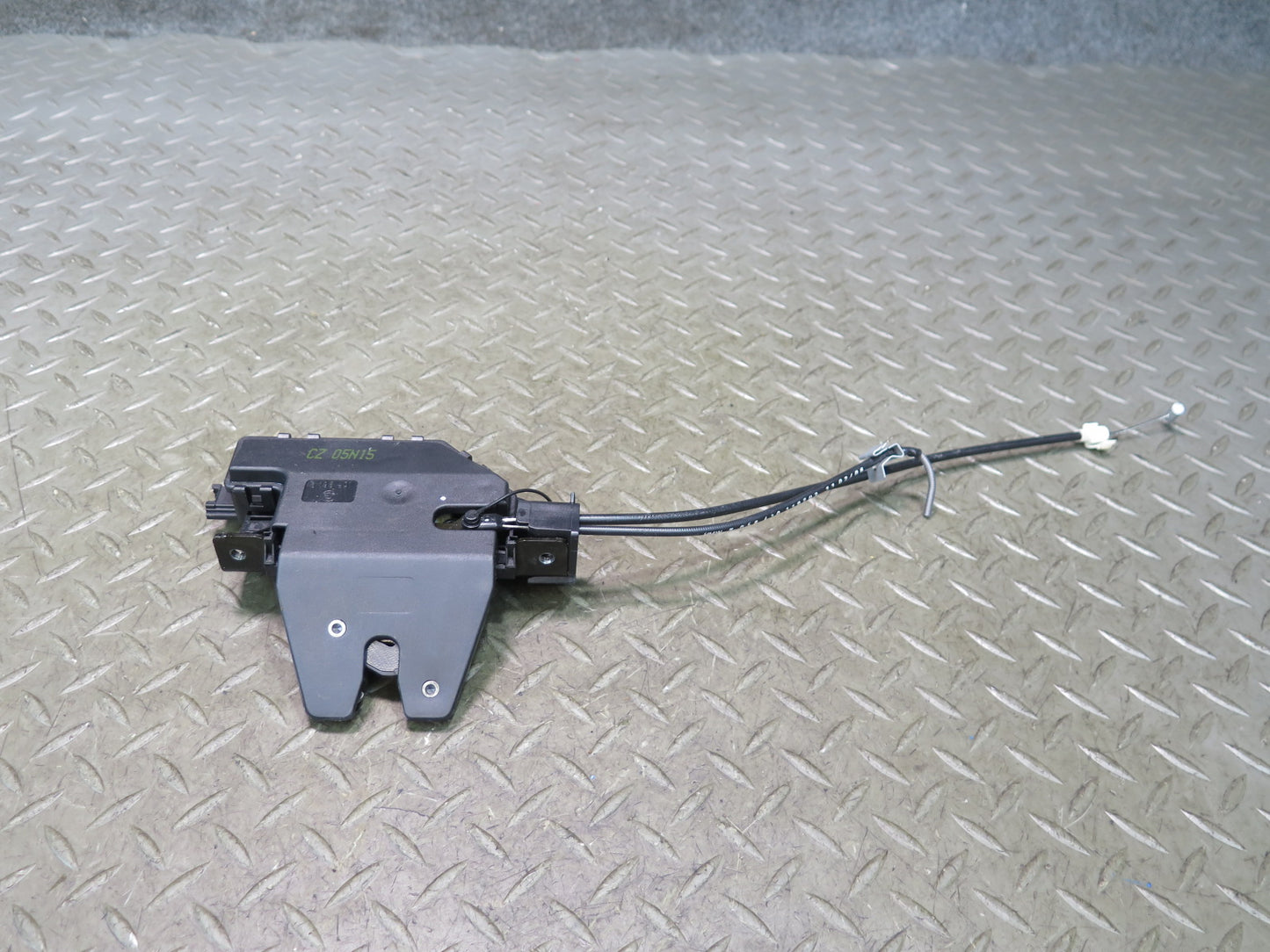 01-06 BMW E46 330Ci Rear Trunk Lid Lock Latch Actuator 8196401 OEM