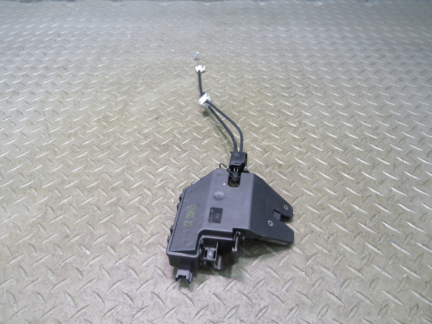 01-06 BMW E46 330Ci Rear Trunk Lid Lock Latch Actuator 8196401 OEM