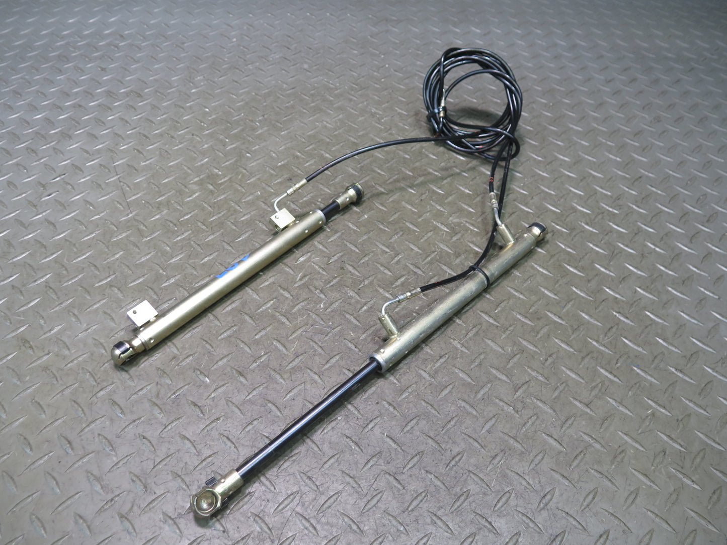 01-06 BMW E46 330ci Convert Set of 2 TOP Roof Tensioner Hydraulic Cylinder OEM