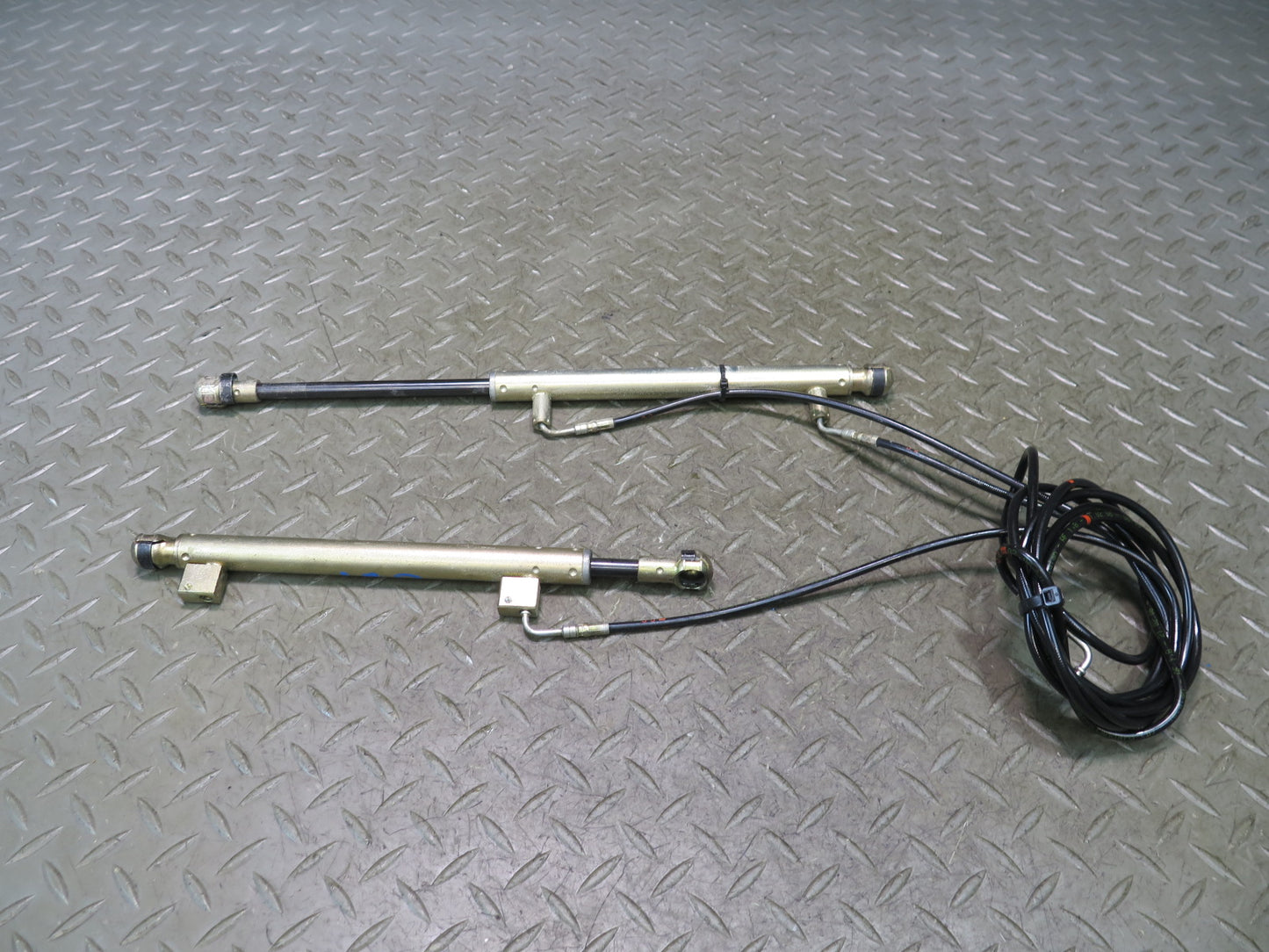 01-06 BMW E46 330ci Convert Set of 2 TOP Roof Tensioner Hydraulic Cylinder OEM