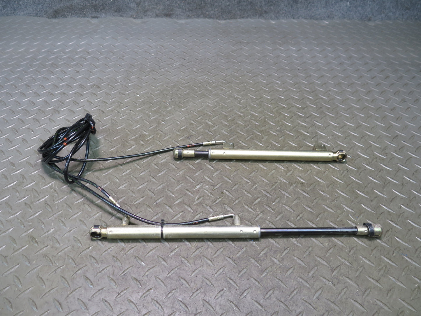 01-06 BMW E46 330ci Convert Set of 2 TOP Roof Tensioner Hydraulic Cylinder OEM