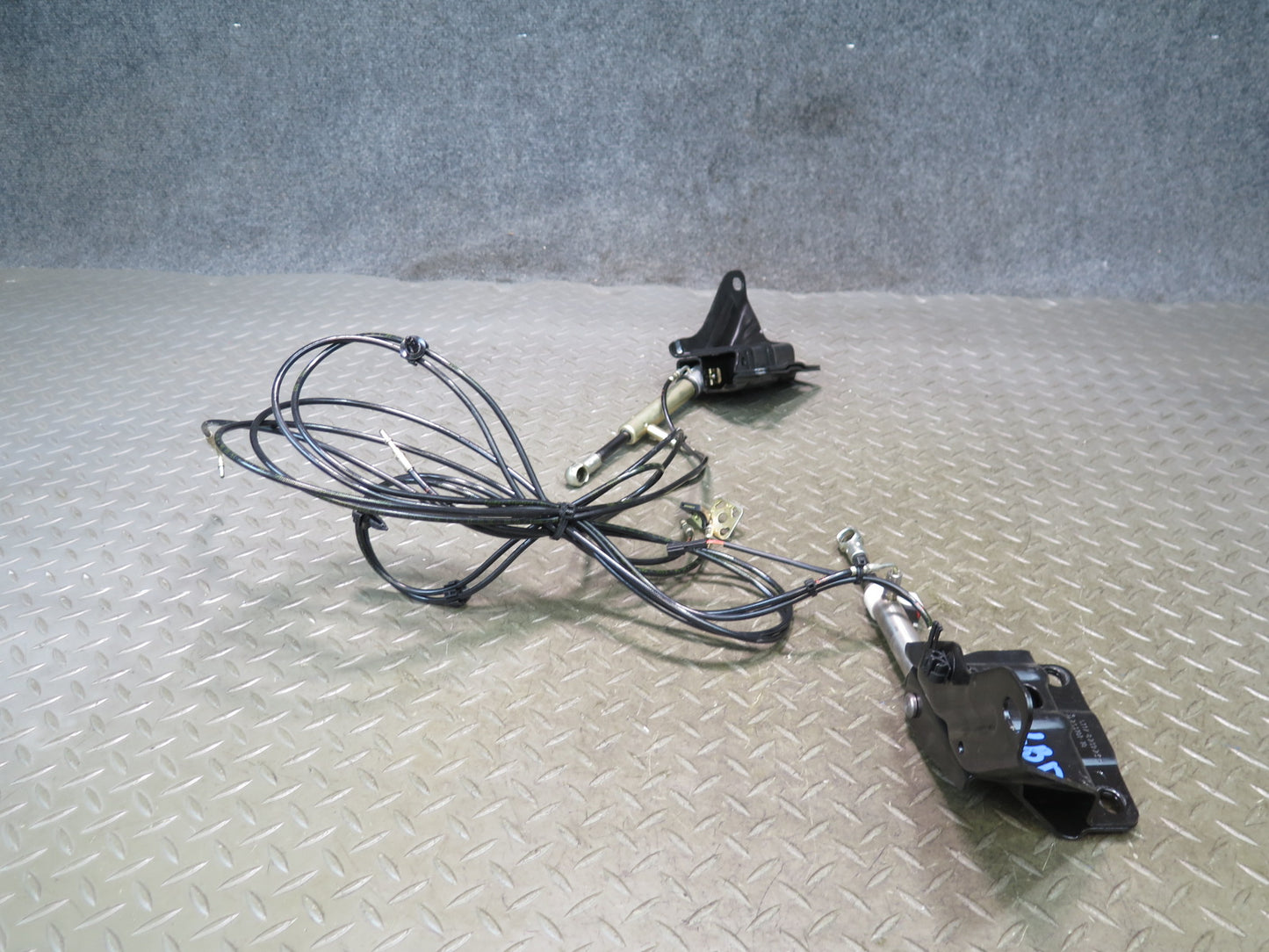 01-06 BMW E46 330Ci Conv Rear Left & Right TOP Hydraulic Cylinder w Pipe Set OEM
