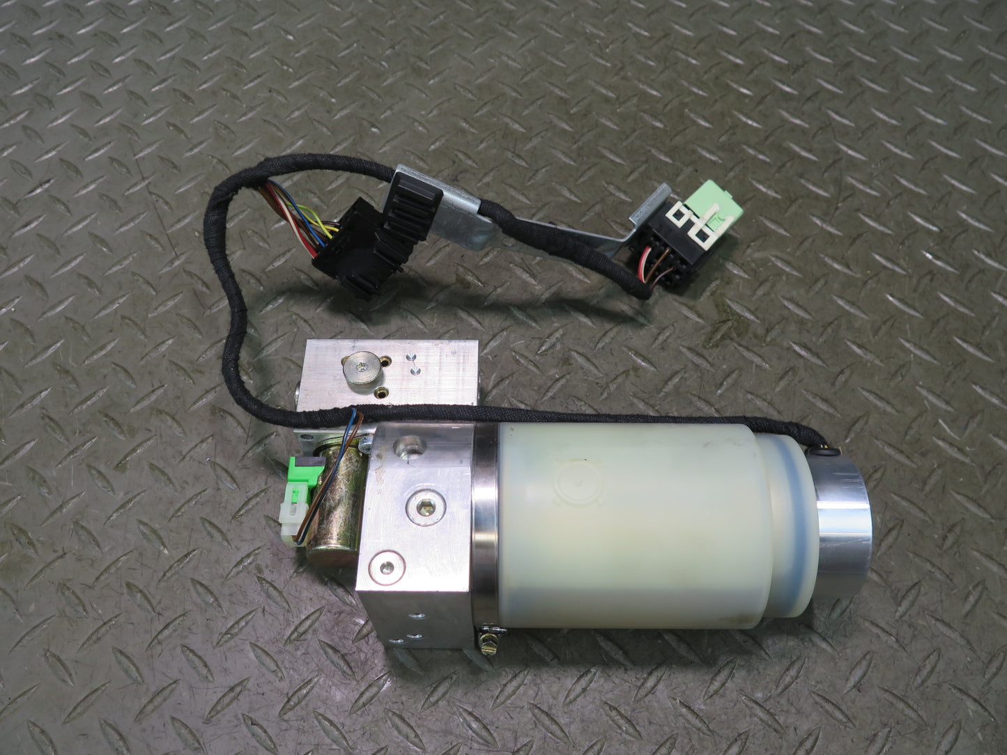 01-06 BMW E46 330ci Convert TOP Roof Hydraulic Pump Motor w Sound Insulation OEM