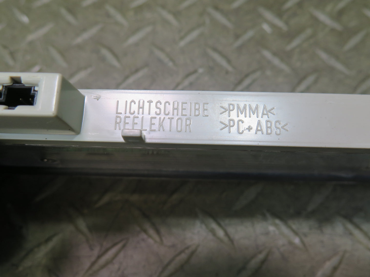 01-06 BMW E46 330ci Convertible Rear Third 3RD Brake Stop Light Lamp 6920740 OEM