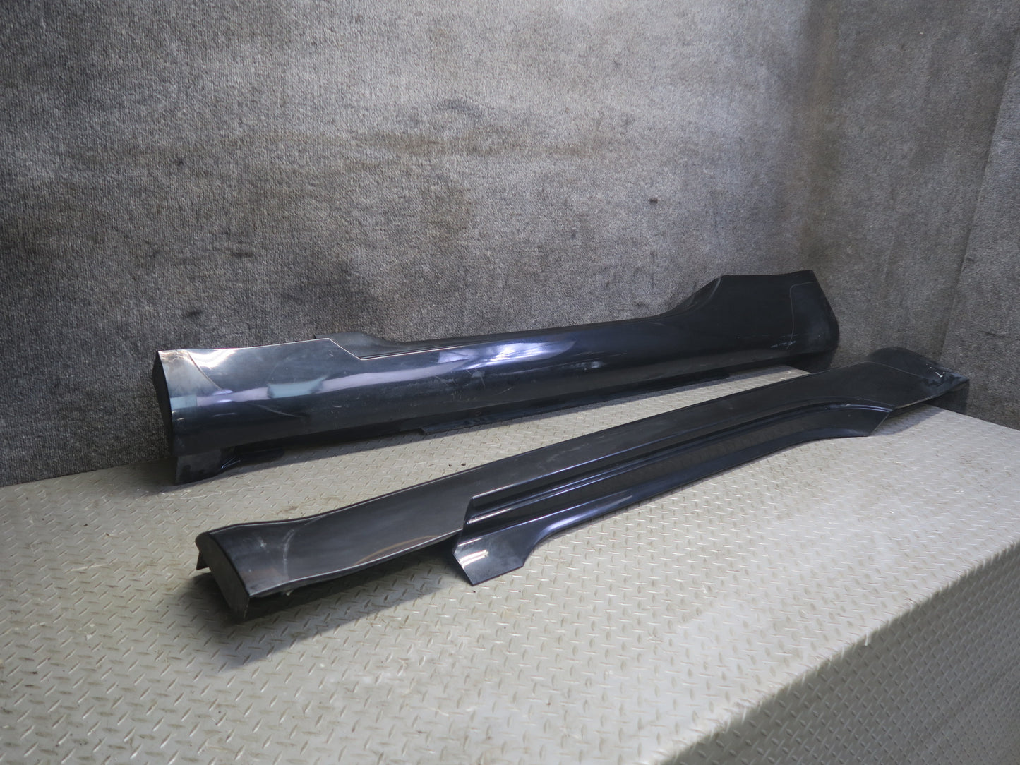 04-06 Nissan 350Z Z33 Conv Right & Left Side Skirt Rocker Panel Molding Set OEM