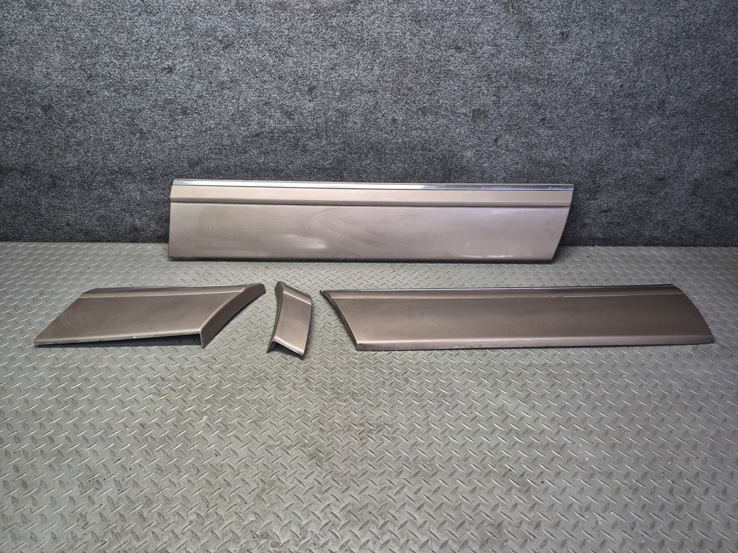 86-91 Mercedes W126 560SEL Sedan Set of 4 Right Fender Door Quarter Molding OEM