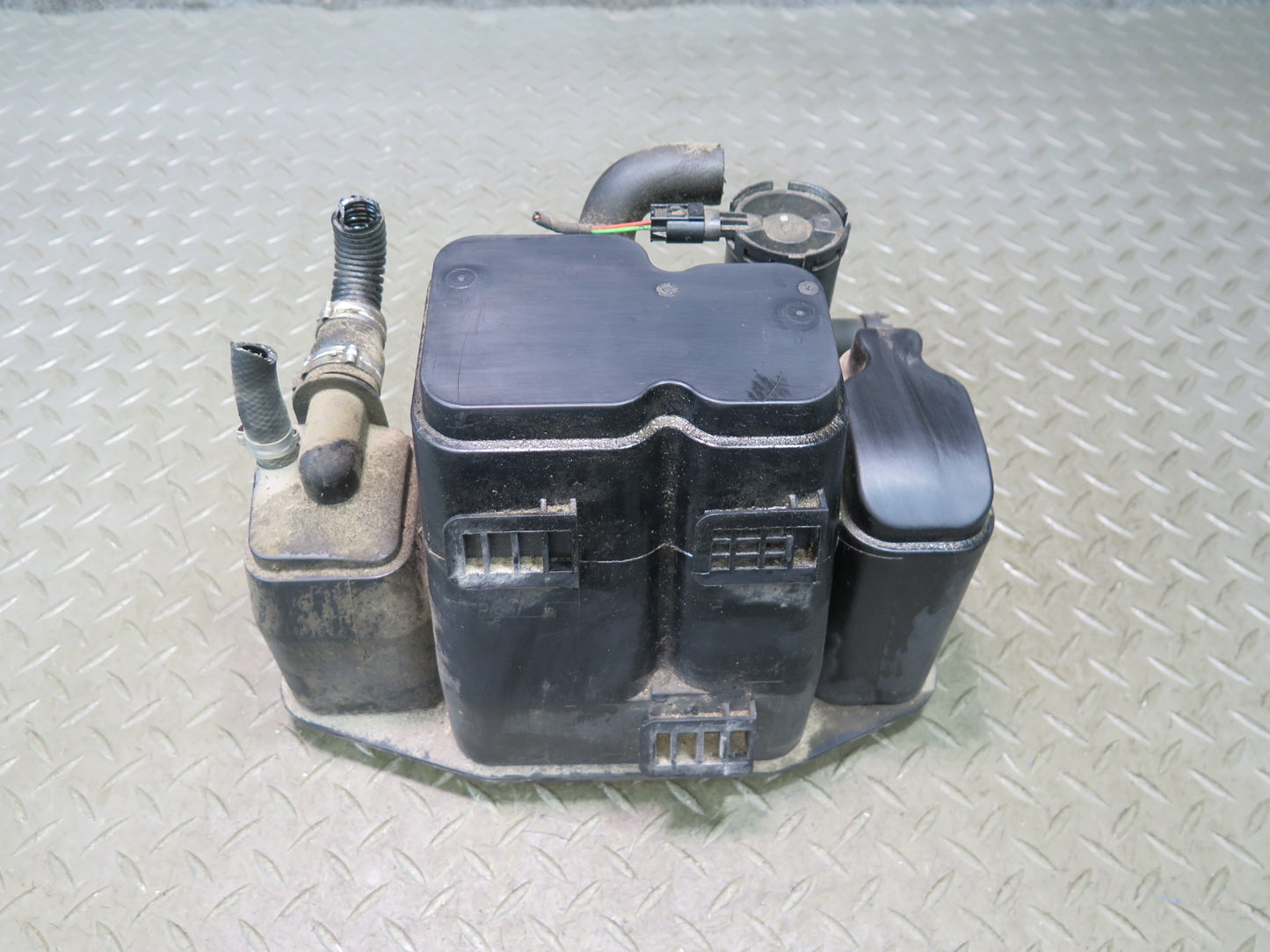 05-11 Mercedes R171 Slk-class Fuel Evap Vapor Charcoal Canister 1714700259 OEM