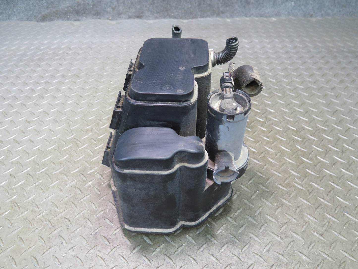 05-11 Mercedes R171 Slk-class Fuel Evap Vapor Charcoal Canister 1714700259 OEM