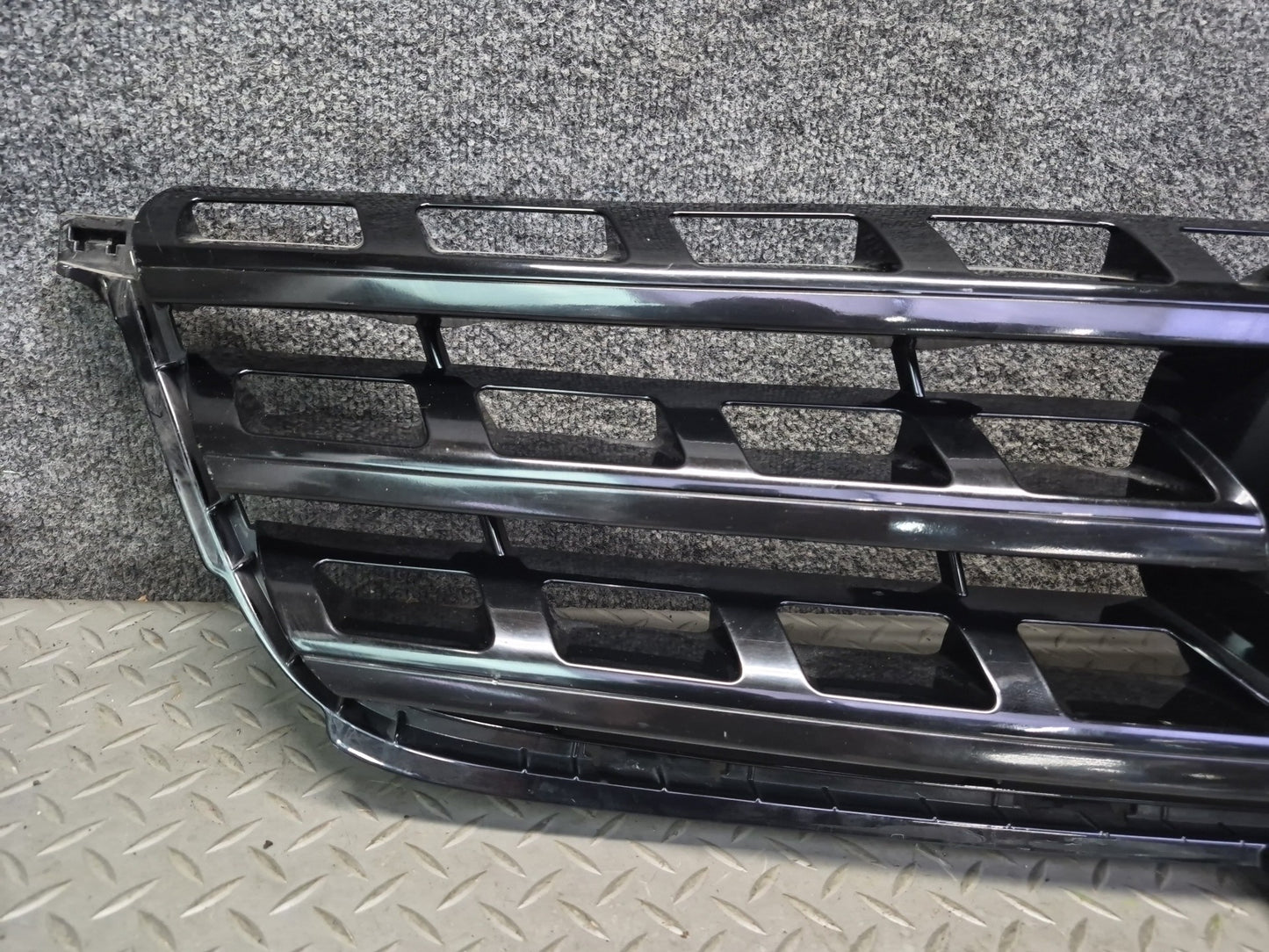 2012-2015 Mercedes W166 Ml-class Front Bumper Exterior Grille w Emblem