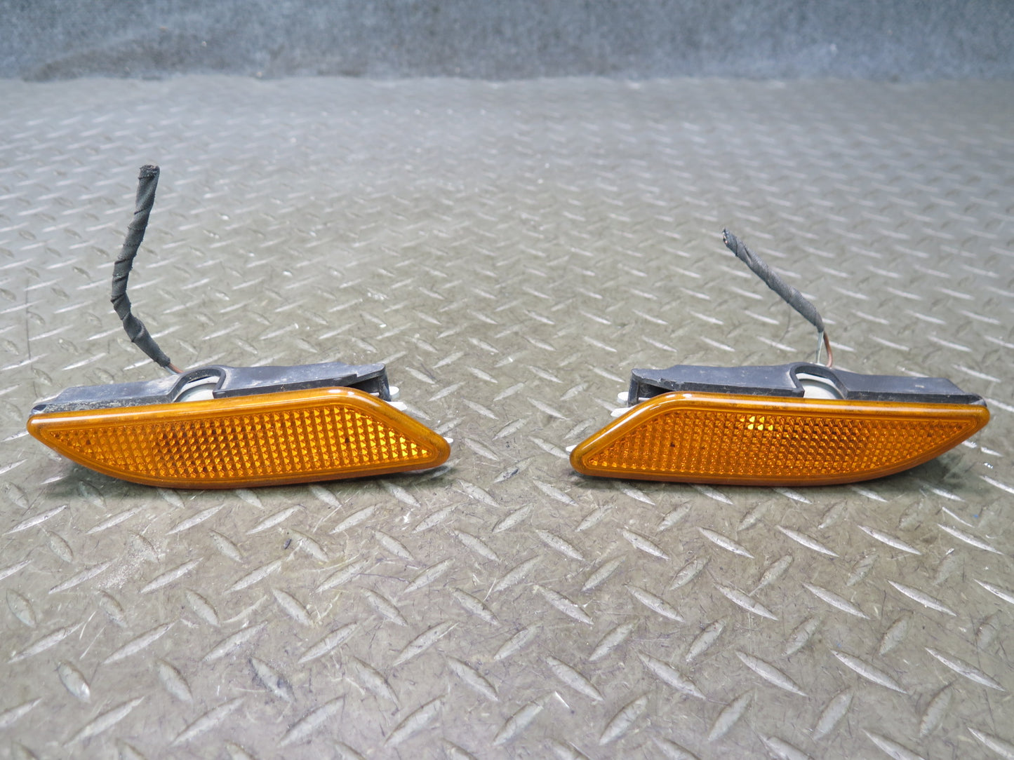 05-08 Mercedes R171 Slk-class Set of 2 Front Bumper Side Marker Light Lamp OEM