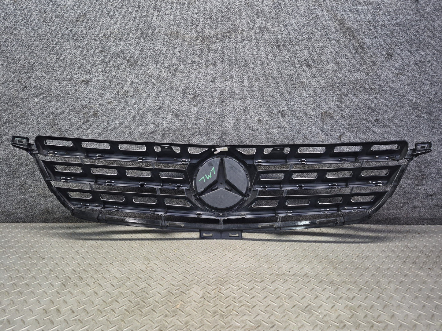 2012-2015 Mercedes W166 Ml-class Front Bumper Exterior Grille w Emblem