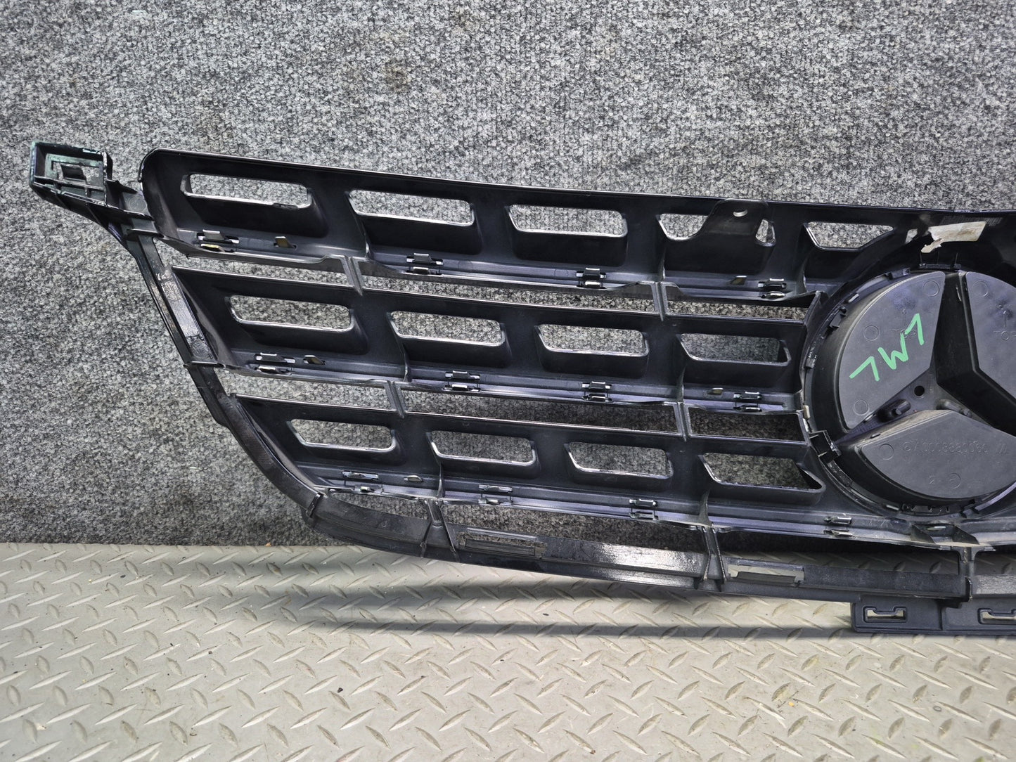 2012-2015 Mercedes W166 Ml-class Front Bumper Exterior Grille w Emblem