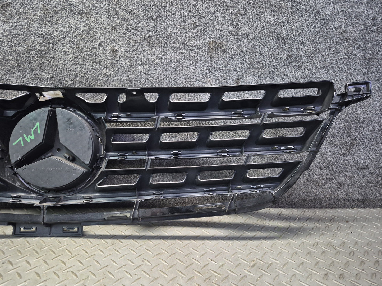2012-2015 Mercedes W166 Ml-class Front Bumper Exterior Grille w Emblem