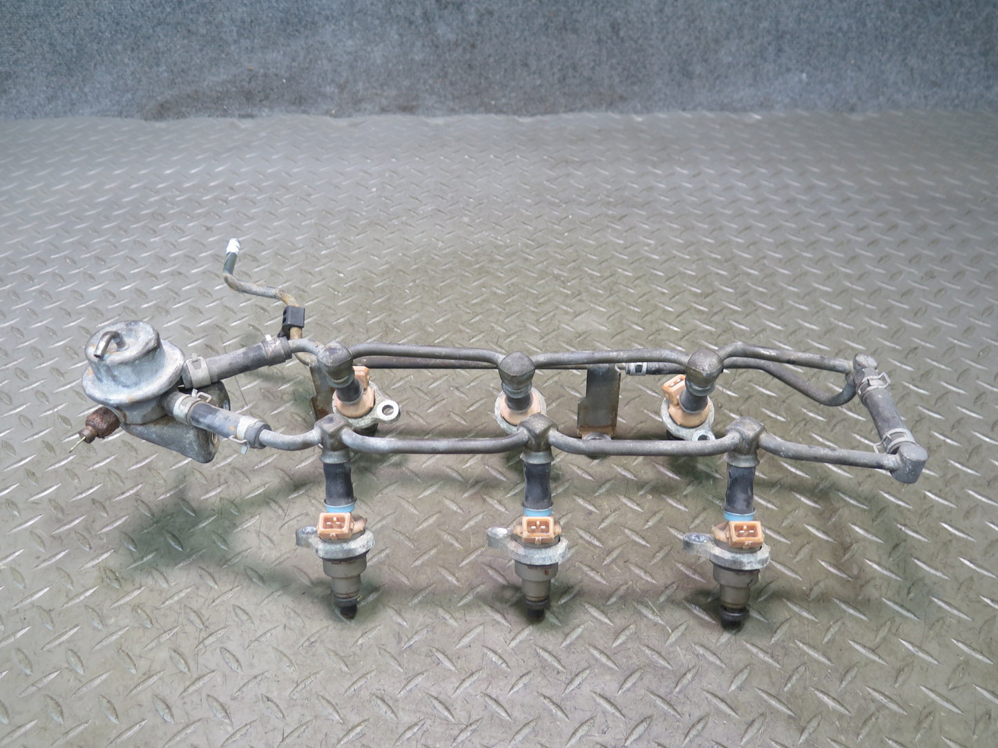 84-86 Nissan Z31 300ZX VG30E NA Fuel Rail Injector Set OEM