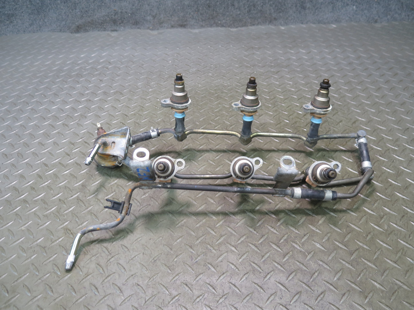 84-86 Nissan Z31 300ZX VG30E NA Fuel Rail Injector Set OEM