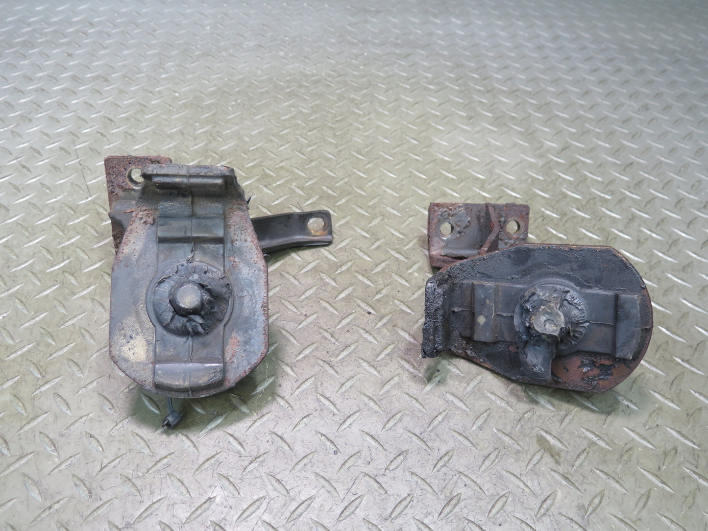 84-86 Nissan Z31 300ZX VG30E NA Set of 2 Engine Motor Mount Support OEM