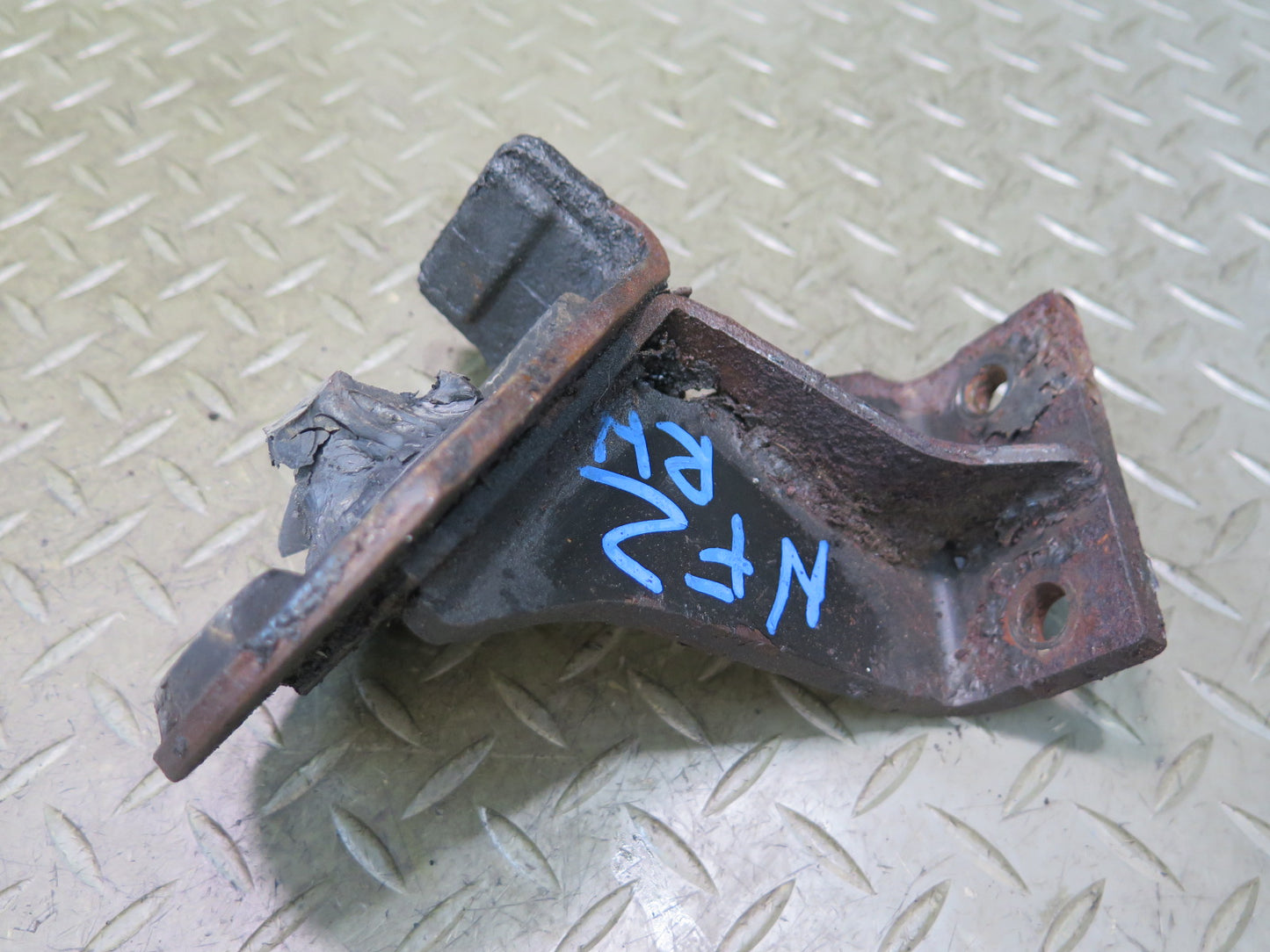 84-86 Nissan Z31 300ZX VG30E NA Set of 2 Engine Motor Mount Support OEM