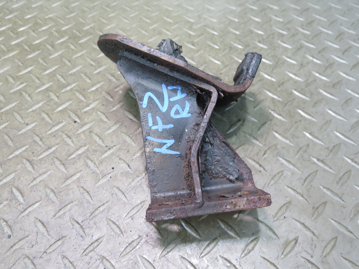 84-86 Nissan Z31 300ZX VG30E NA Set of 2 Engine Motor Mount Support OEM