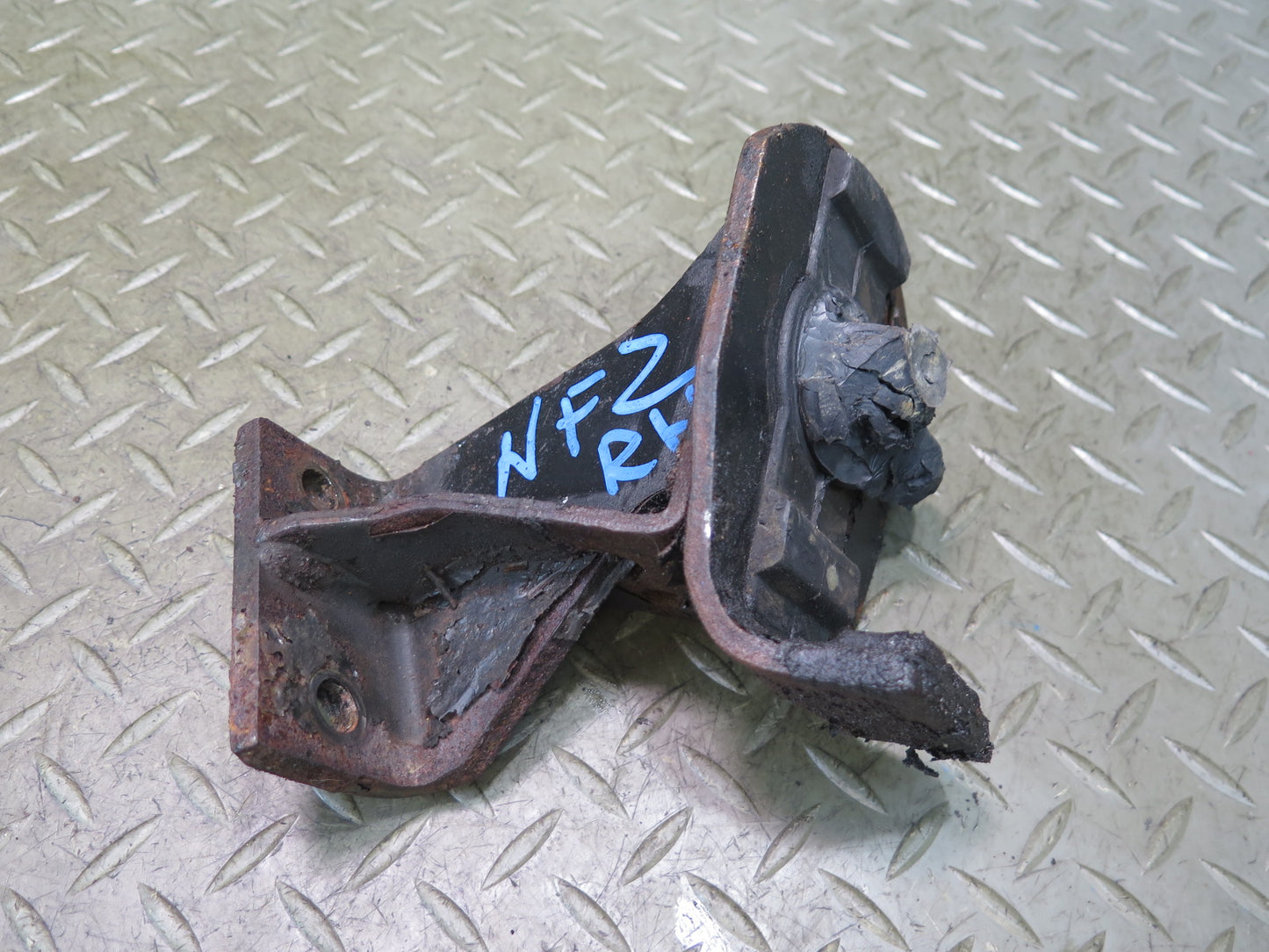 84-86 Nissan Z31 300ZX VG30E NA Set of 2 Engine Motor Mount Support OEM