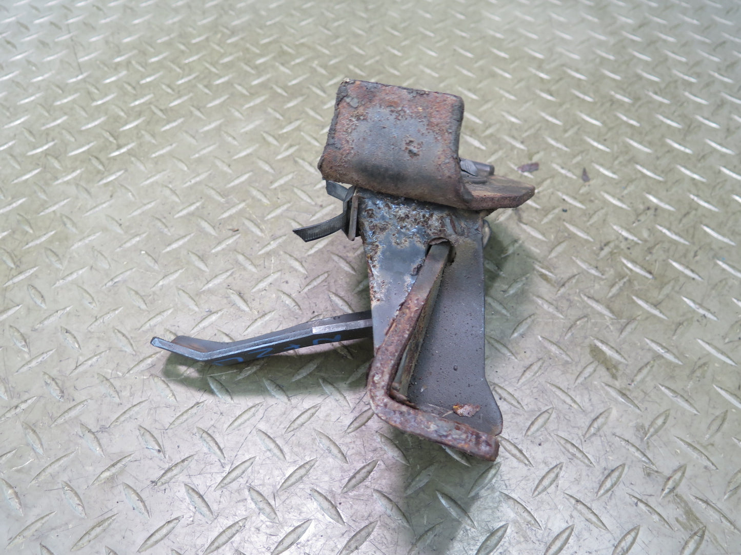 84-86 Nissan Z31 300ZX VG30E NA Set of 2 Engine Motor Mount Support OEM