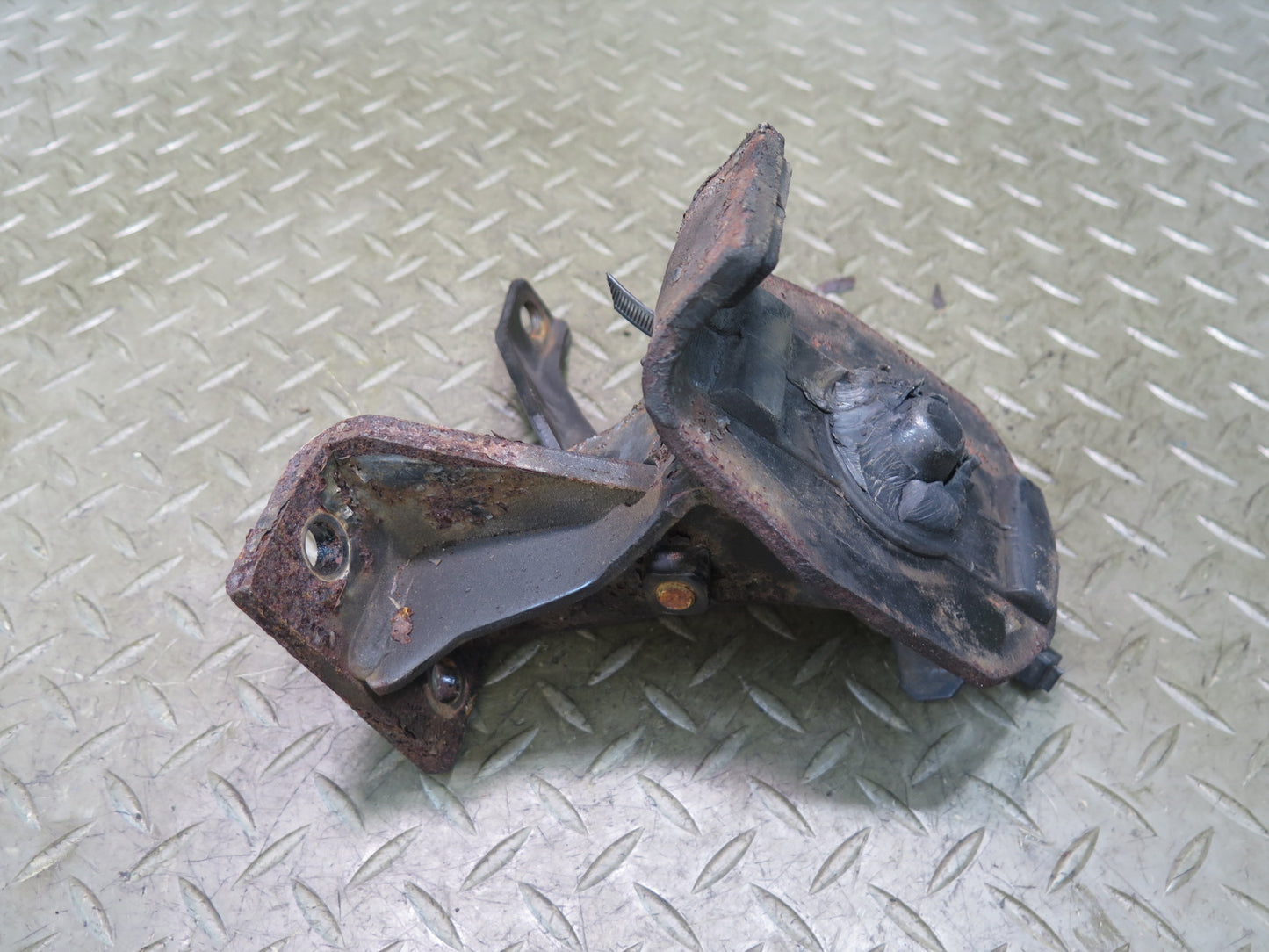 84-86 Nissan Z31 300ZX VG30E NA Set of 2 Engine Motor Mount Support OEM
