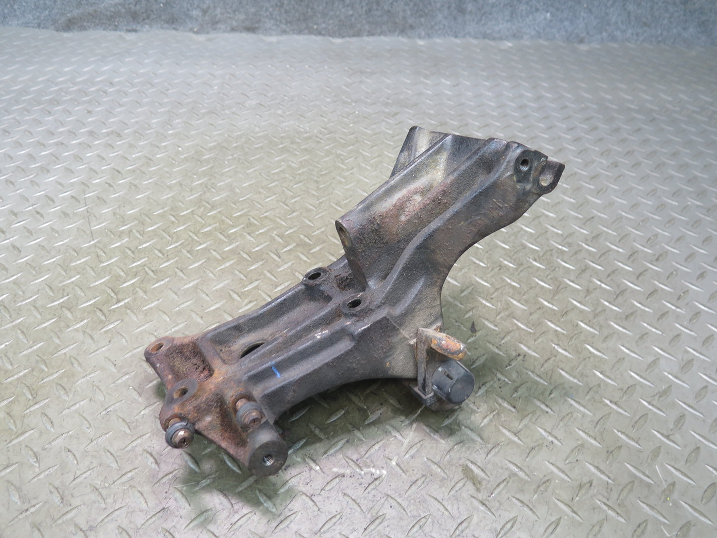 84-89 Nissan Z31 300ZX NON Turbo A/C Compressor Mount Bracket Support OEM