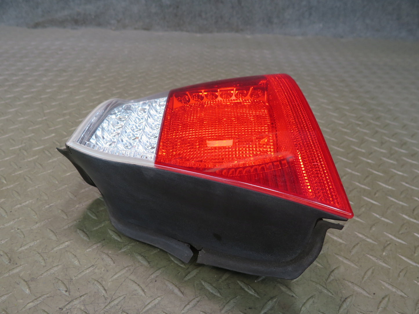 04-06 BMW E46 330ci Convert Rear Left & Right LED Outer Tail Light Lamp Set OEM