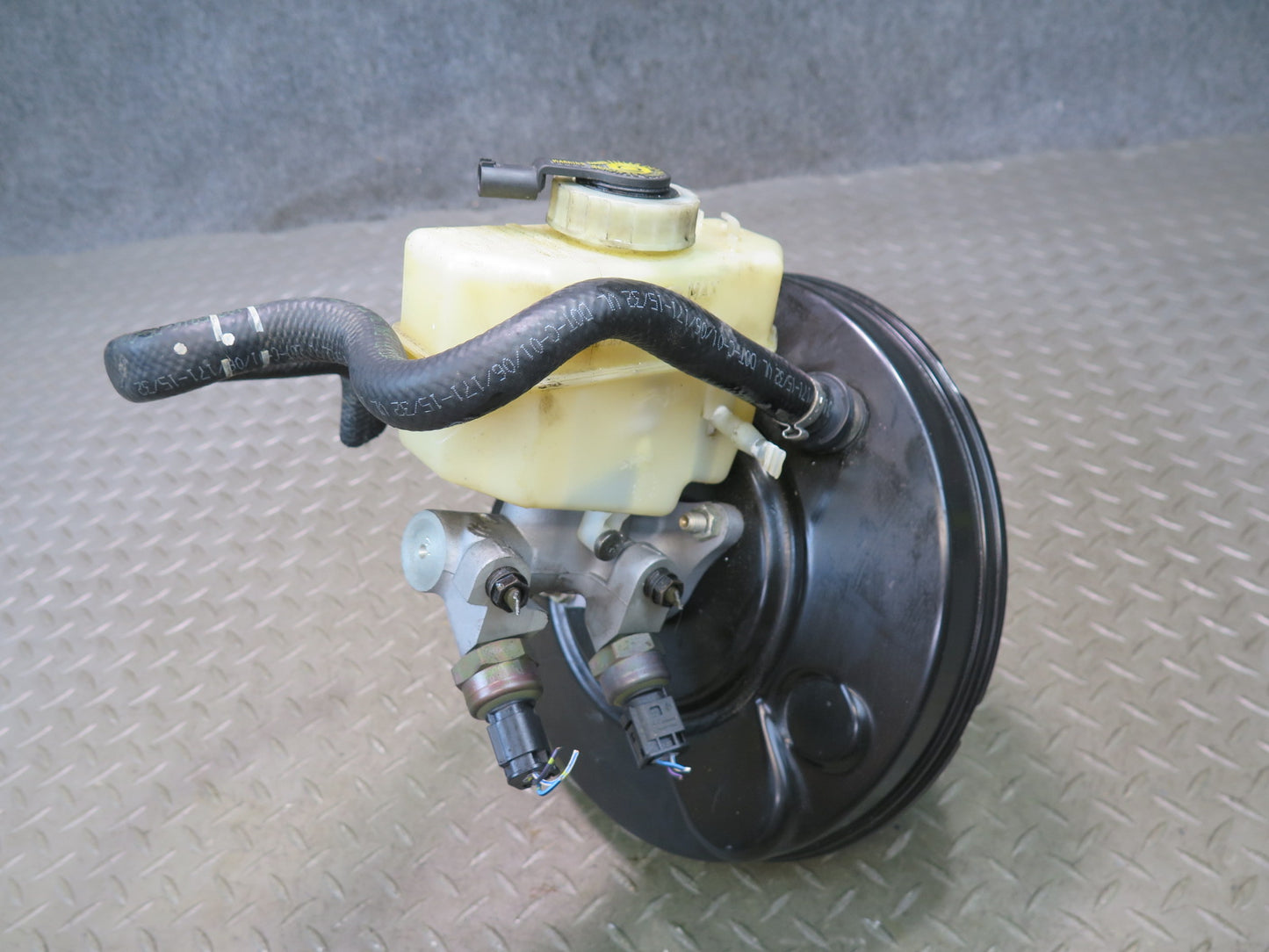 01-06 BMW E46 330Ci Brake Master Cylinder Booster Fluid Reservoir OEM