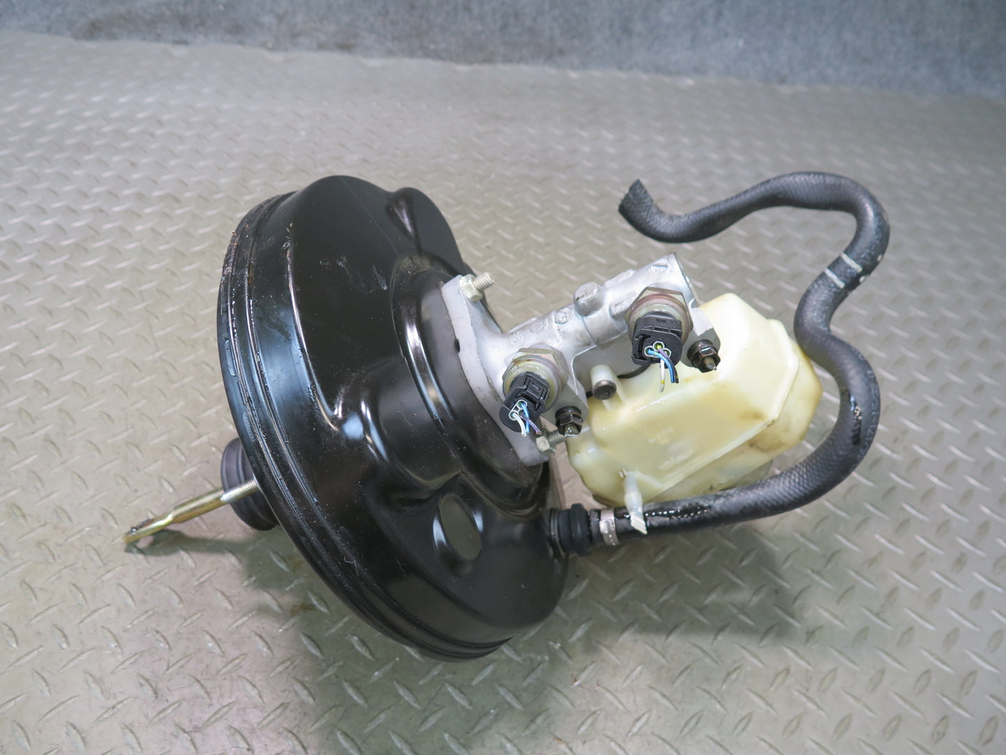 01-06 BMW E46 330Ci Brake Master Cylinder Booster Fluid Reservoir OEM