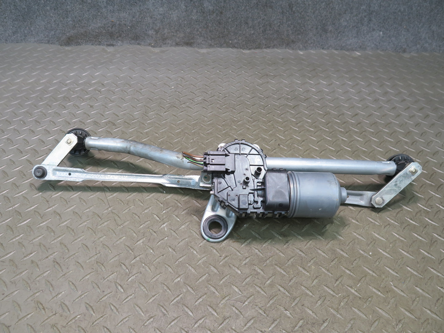 01-06 BMW E46 330Ci Windshield Wiper Transmission Linkage w Motor 7045613 OEM