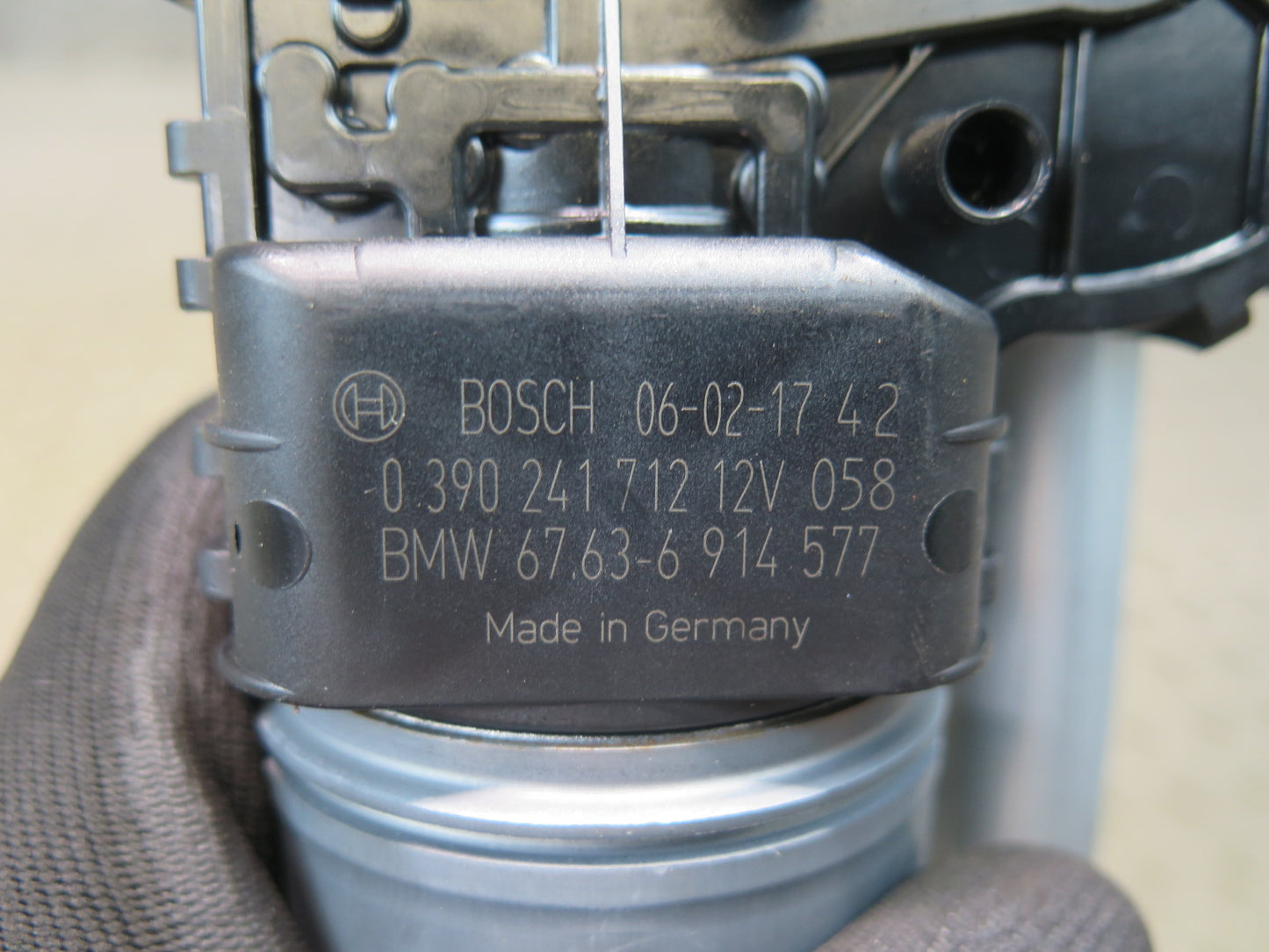 01-06 BMW E46 330Ci Windshield Wiper Transmission Linkage w Motor 7045613 OEM