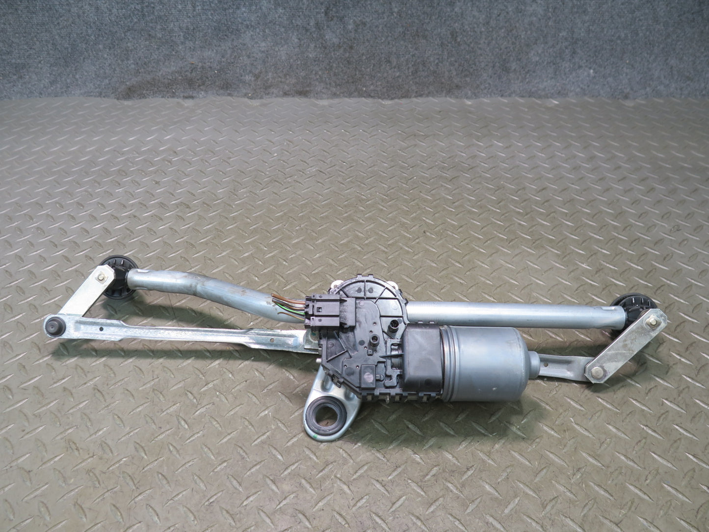01-06 BMW E46 330Ci Windshield Wiper Transmission Linkage w Motor 7045613 OEM