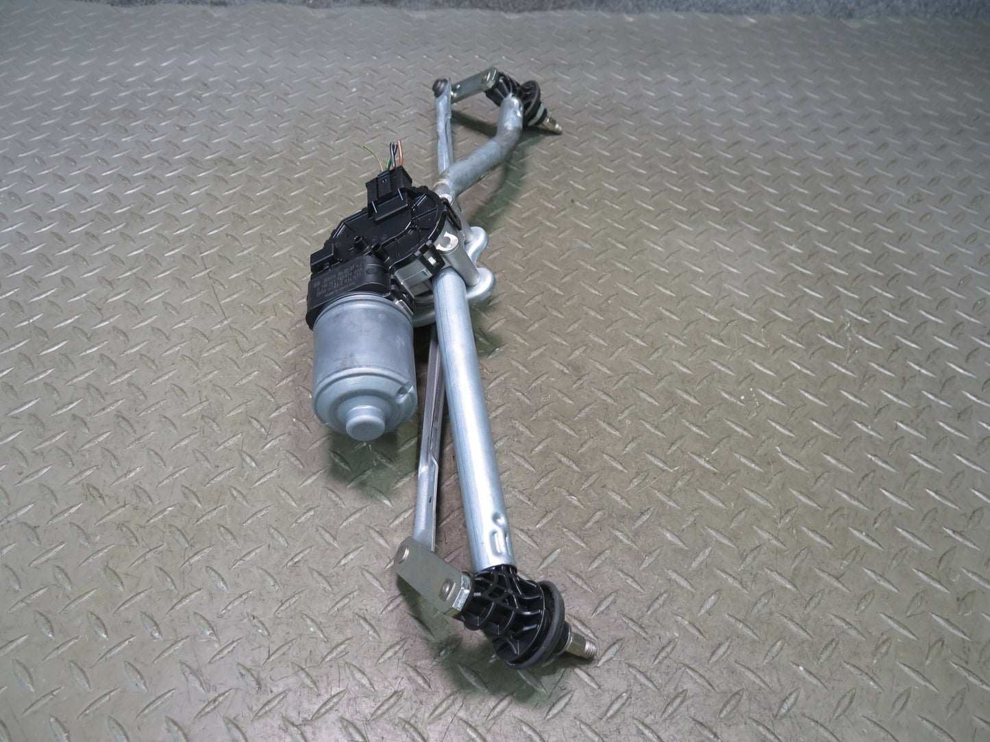 01-06 BMW E46 330Ci Windshield Wiper Transmission Linkage w Motor 7045613 OEM