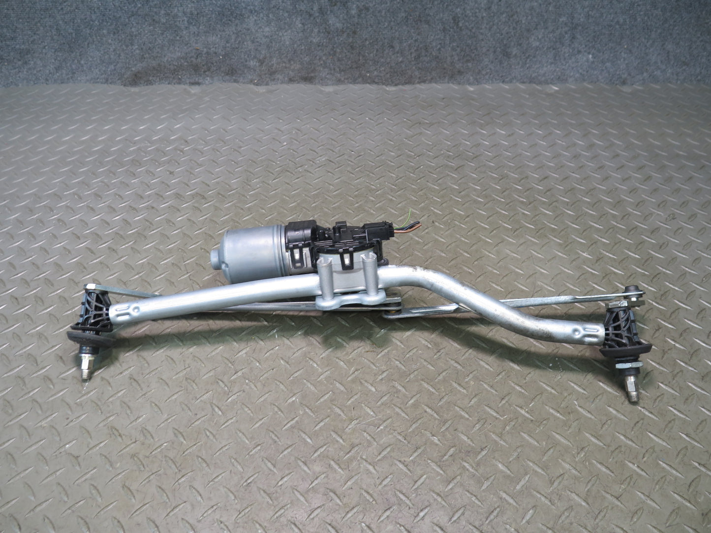 01-06 BMW E46 330Ci Windshield Wiper Transmission Linkage w Motor 7045613 OEM