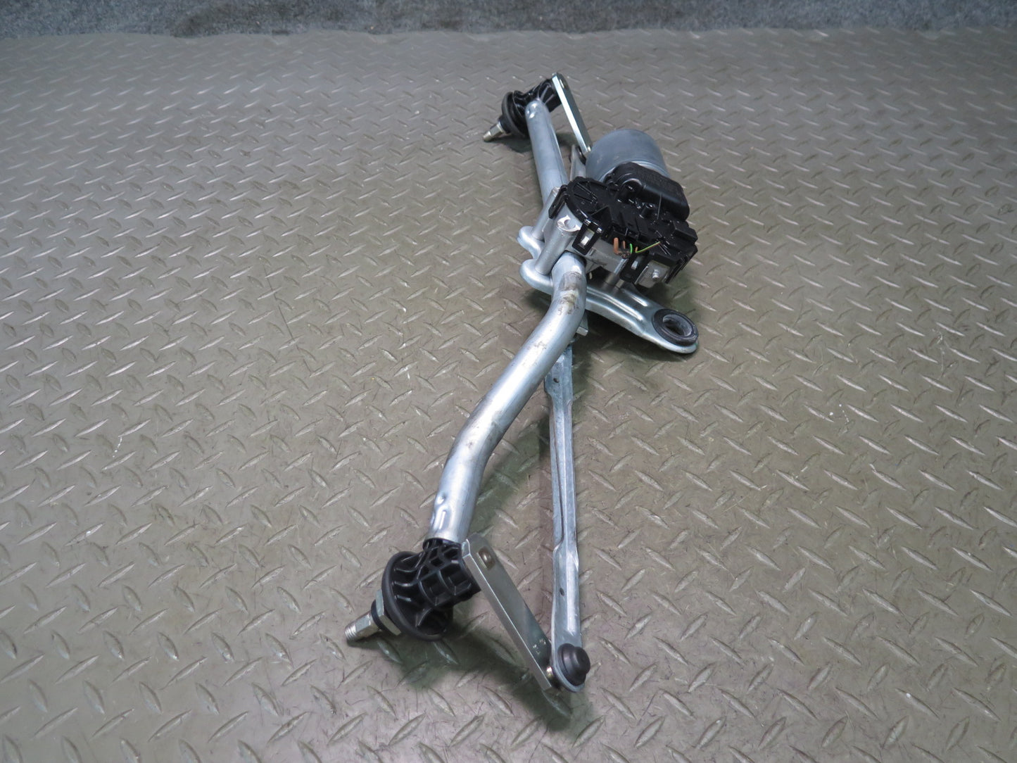 01-06 BMW E46 330Ci Windshield Wiper Transmission Linkage w Motor 7045613 OEM