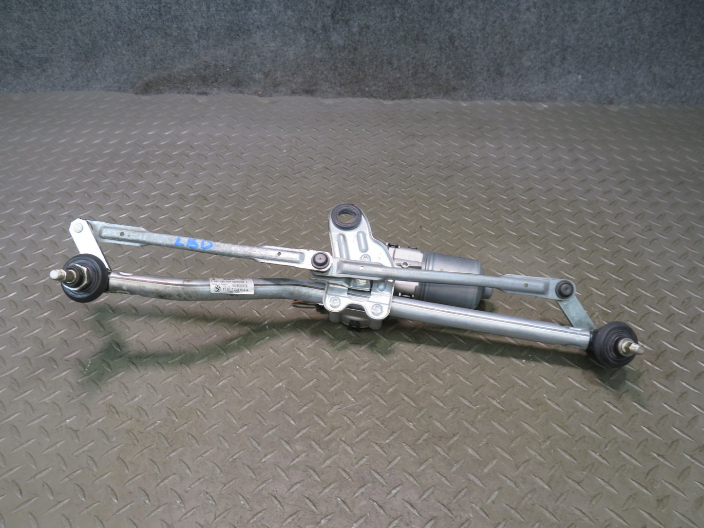 01-06 BMW E46 330Ci Windshield Wiper Transmission Linkage w Motor 7045613 OEM