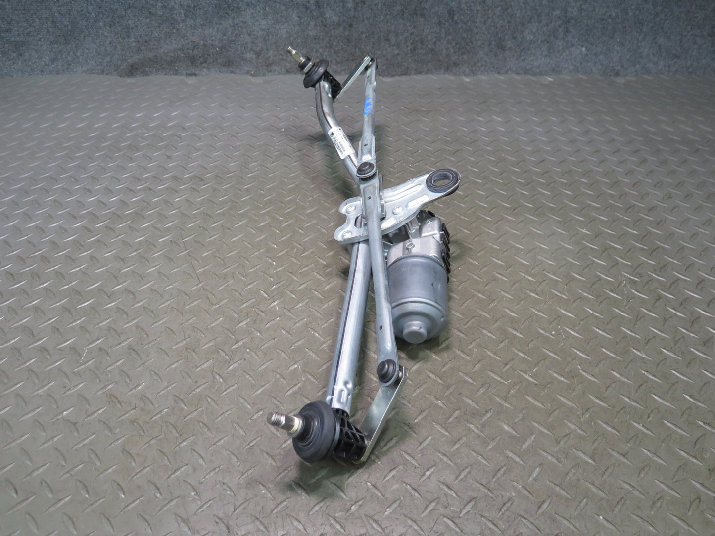 01-06 BMW E46 330Ci Windshield Wiper Transmission Linkage w Motor 7045613 OEM